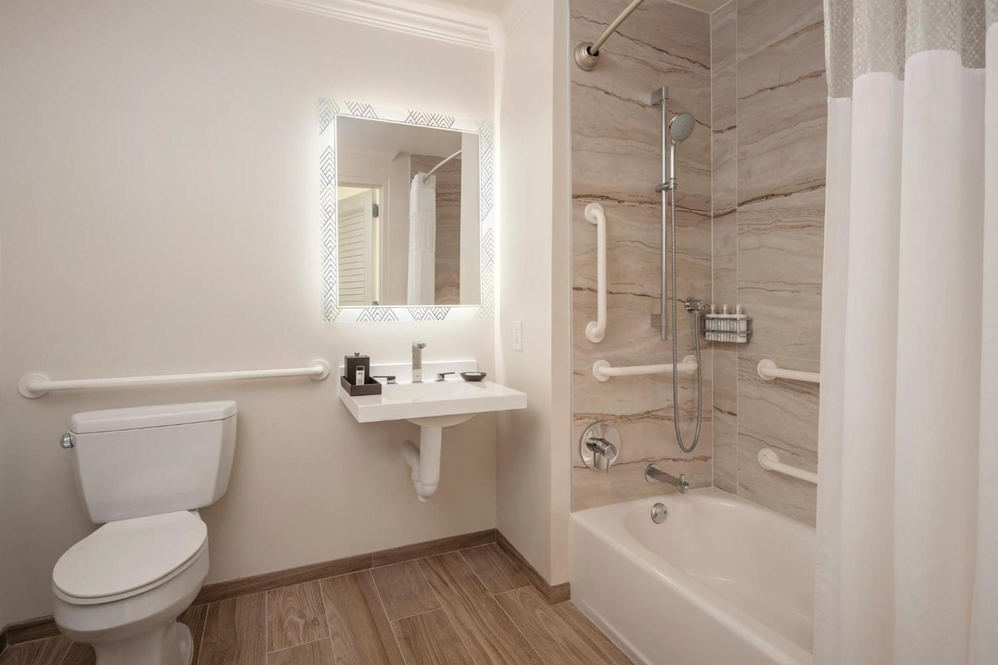 Habitación con cama extragrande y bañera - adaptada para personas de movilidad reducida